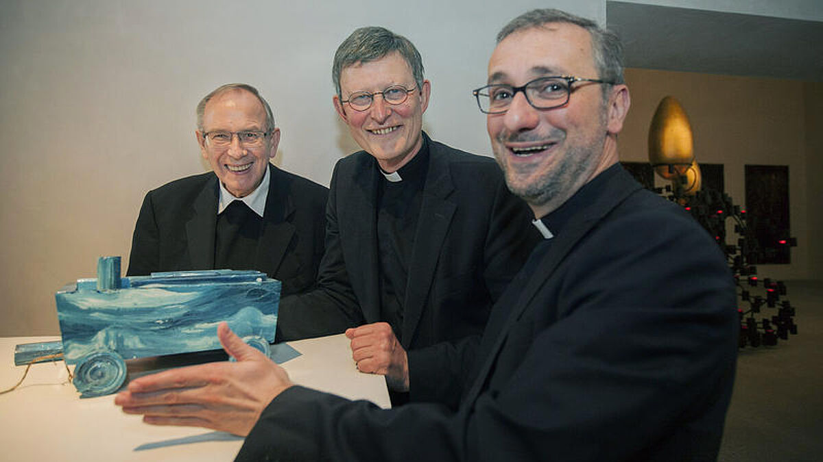 Stefan Heße (rechts) mit Erzbischof Woelki (Mitte)bei einer Ausstellung im Diözesanmuseum in Köln im Juli 2014