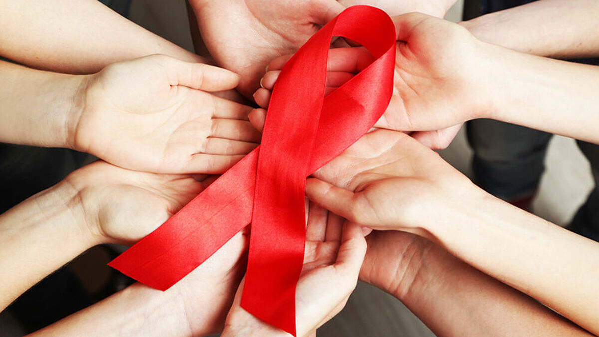 Die Rote Schleife ist weltweit ein Symbol der Solidarität mit HIV-Infizierten und AIDS-Kranken.