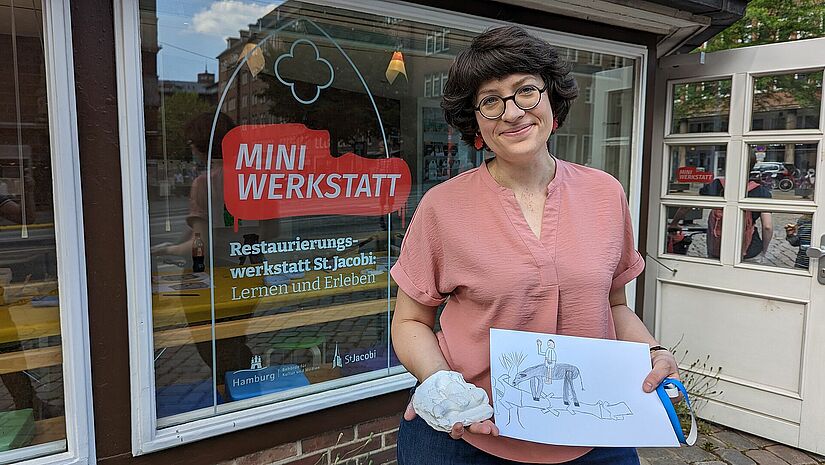 Museumspädagogin Fridericke Conrad zeigt in der Mini-Werkstatt von St. Jacobi, wie Restaurationsarbeit geht. Museumspaedagogin Fridericke Conrad
