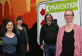 Das Team vorm Eingang der Fachstelle der Nordkirche gegen sexualisierte Gewalt in Hamburg:  Inga List, Rebekka Wöhrmann, Rainer Kluck und Dr. Alke Arns (von links).