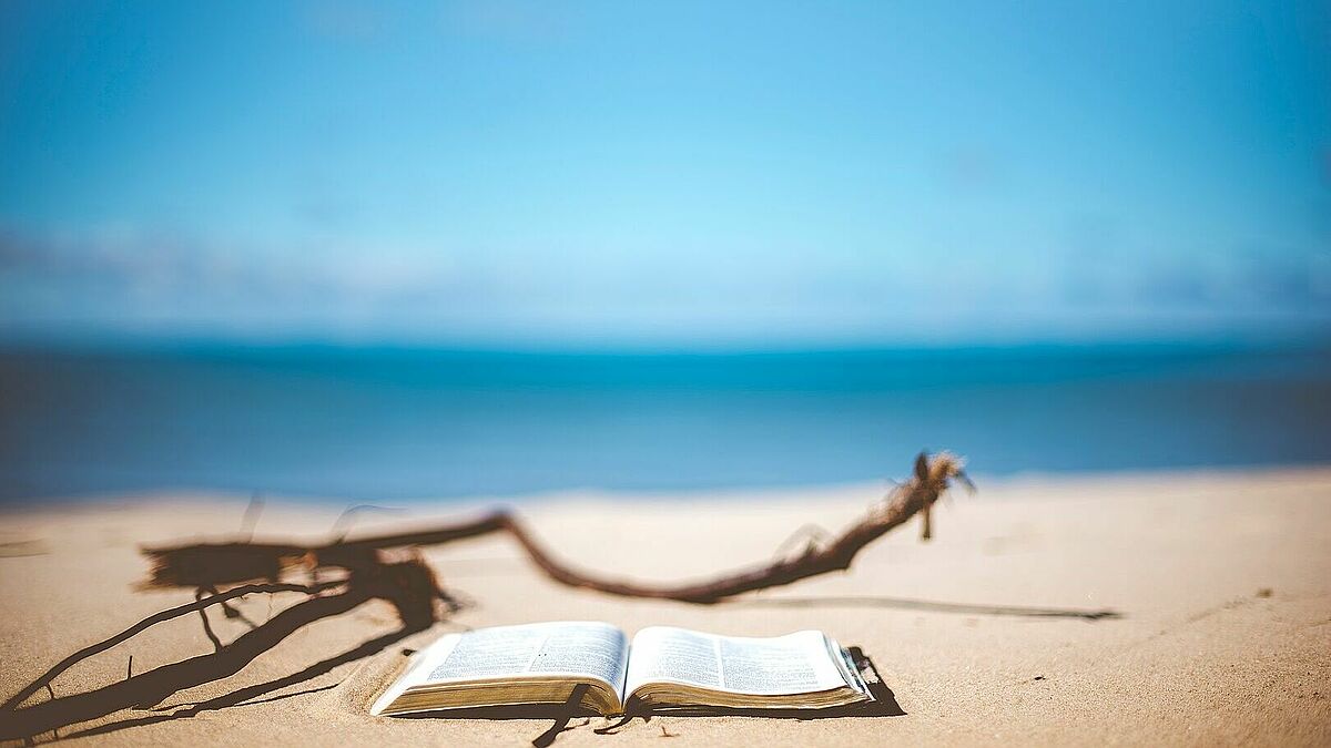 Eine Bibel im Urlaub