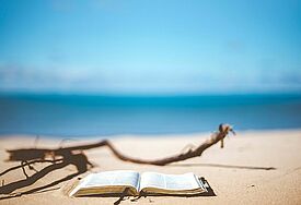 Eine Bibel liegt am Meer