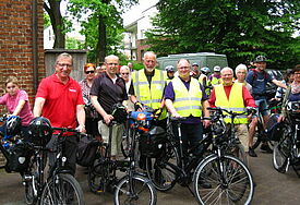 Jonas Werth, Propst Kurt Riecke, Bischof Gothart Magaard, Heinz-Jürgen Heidemann (ADFC), Jan Christensen, Peter Strübing (ADFC) beim Aufbruch zur Radtour, 13 Uhr vom Gemeindehaus Schlüskamp.