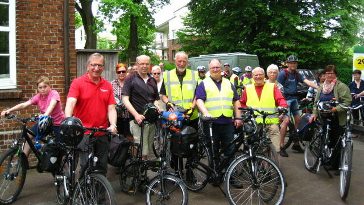 Jonas Werth, Propst Kurt Riecke, Bischof Gothart Magaard, Heinz-Jürgen Heidemann (ADFC), Jan Christensen, Peter Strübing (ADFC) beim Aufbruch zur Radtour, 13 Uhr vom Gemeindehaus Schlüskamp. Foto: Jörg Möller-Ehmcke