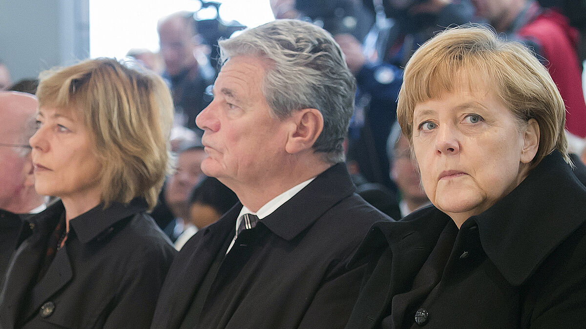 Foto v.re: Bundeskanzlerin Angela Merkel (CDU), Bundespräsident Joachim Gauck und seine Lebensgefährtin Daniela Schadt (epd-Bild, Archiv).
