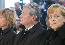 Foto v.re: Bundeskanzlerin Angela Merkel (CDU), Bundespräsident Joachim Gauck und seine Lebensgefährtin Daniela Schadt (epd-Bild, Archiv).