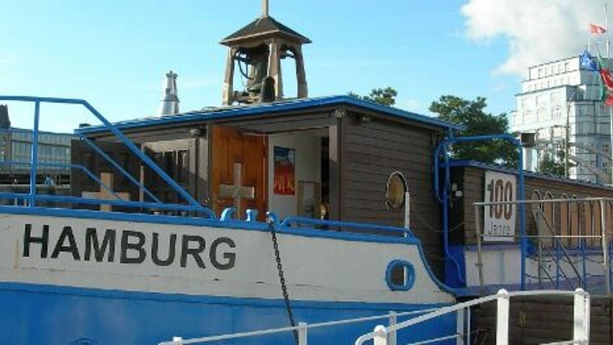 Hamburgs "Flusi" ist derzeit Ort für die  Ausstellung zur Seenotrettung des Bündnisses "United4Rescue". Zu sehen ist sie bis 18. September. 