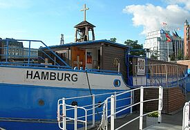 Hamburgs Flussschifferkirche. (Archiv) Die Flussschifferkirche wurde 1952 aus einem ehemaligen Weserküstenleichter (Baujahr 1905) zur Kirche umgebaut - mit Glockentürmchen, Kreuz, Orgel und Platz für rund 150 Menschen.