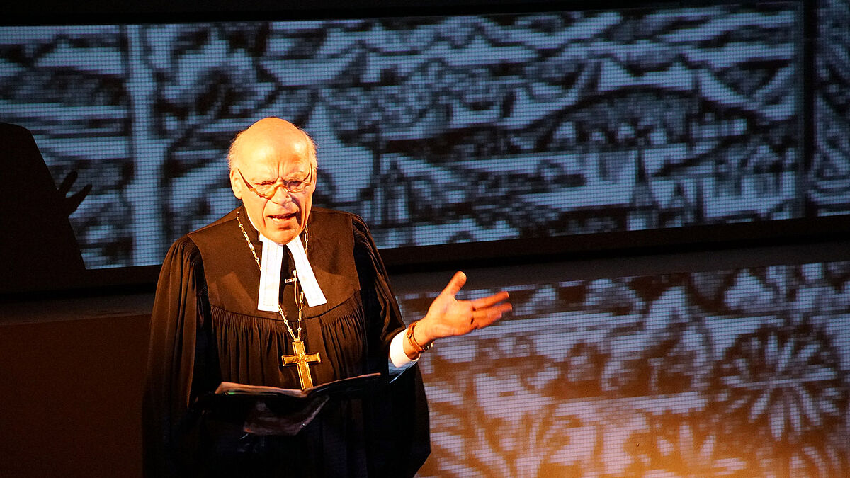 Landesbischof Gerhard Ulrich hielt im April 2017 die Theaterpredigt zu Brechts „Leben des Galilei“ im Großen Haus des Mecklenburgischen Staatstheaters in Schwerin.