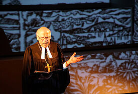 Landesbischof Gerhard Ulrich hält am 21. April 2017 die Theaterpredigt zu Brechts „Leben des Galilei“ im Großen Haus des Mecklenburgischen Staatstheaters in Schwerin.