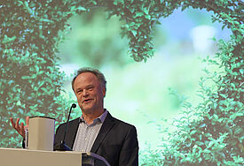 Bischof Tilman Jeremias spricht bei der Landessynode