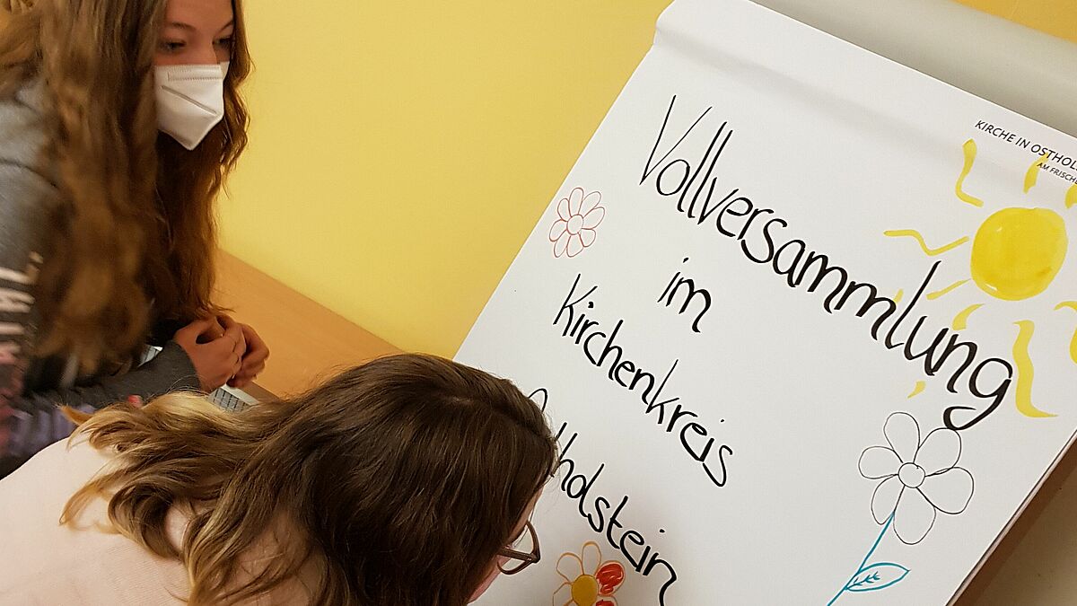 In Malente wird die Jugendvollversammlung stattfinden. Jugendliche haben dafür schon ein Willkommensplakat gestaltet.