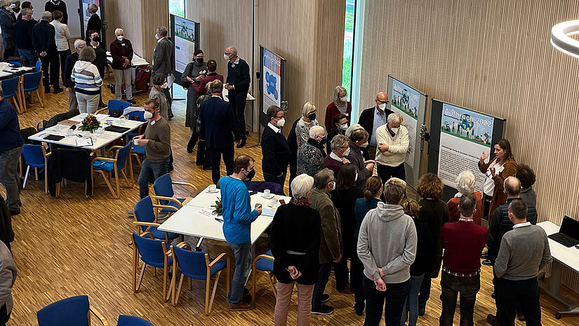Die Synodalen des Kirchenkreises Hamburg-West/Südholstein diskutieren Maßnahmen für mehr Klimaschutz. Die Synodalen des Kirchenkreises Hamburg-West/Südholstein diskutieren Maßnahmen für mehr Klimaschutz.