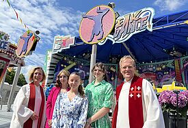 Angelina, Jamie und Josefine: Die Schausteller-Kinder wurden auf dem Lübecker Volksfest von Pastorin Irmela Redhead und Robert Pfeifer, Pastor von St. Marien zu Lübeck, konfirmiert. 