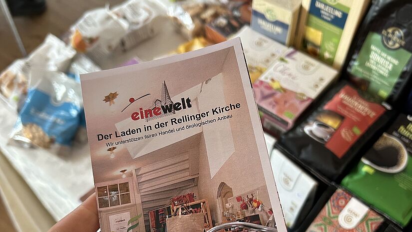 Produkte aus fairem Handel mit Flyer des "Eine-Welt"-Ladens