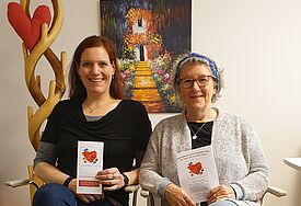 Sonja Fischer-Frost (links) und Birgit Berg mit Flyer ihres Vereins