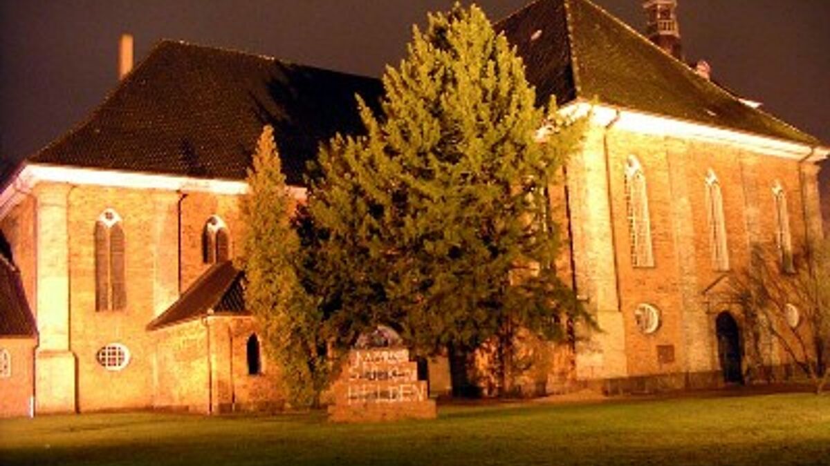 Die Rendsburger Christkirche in nächtlicher Beleuchtung.