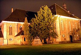 Die Rendsburger Christkirche in nächtlicher Beleuchtung.