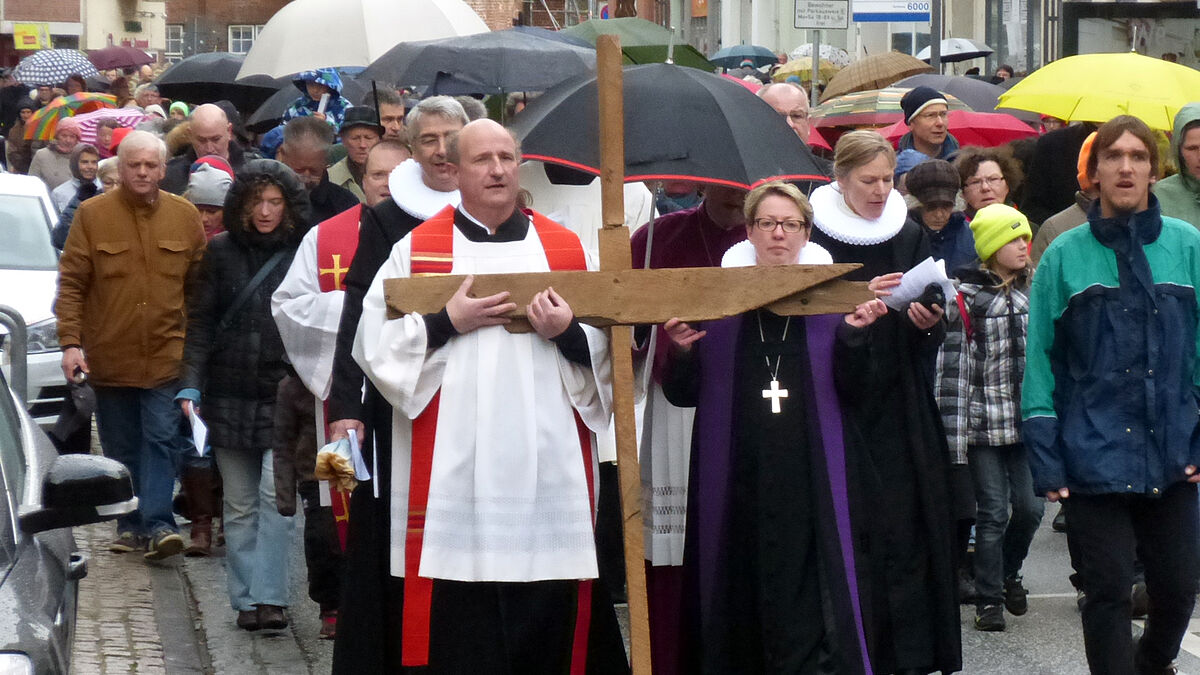 Lübecks Pröpstin Petra Kallies und der katholische Dechant Joachim Kirchhof tragen das Kreuz.
