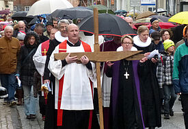 Lübecks Pröpstin Petra Kallies und der katholische Dechant Joachim Kirchhof tragen das Kreuz.