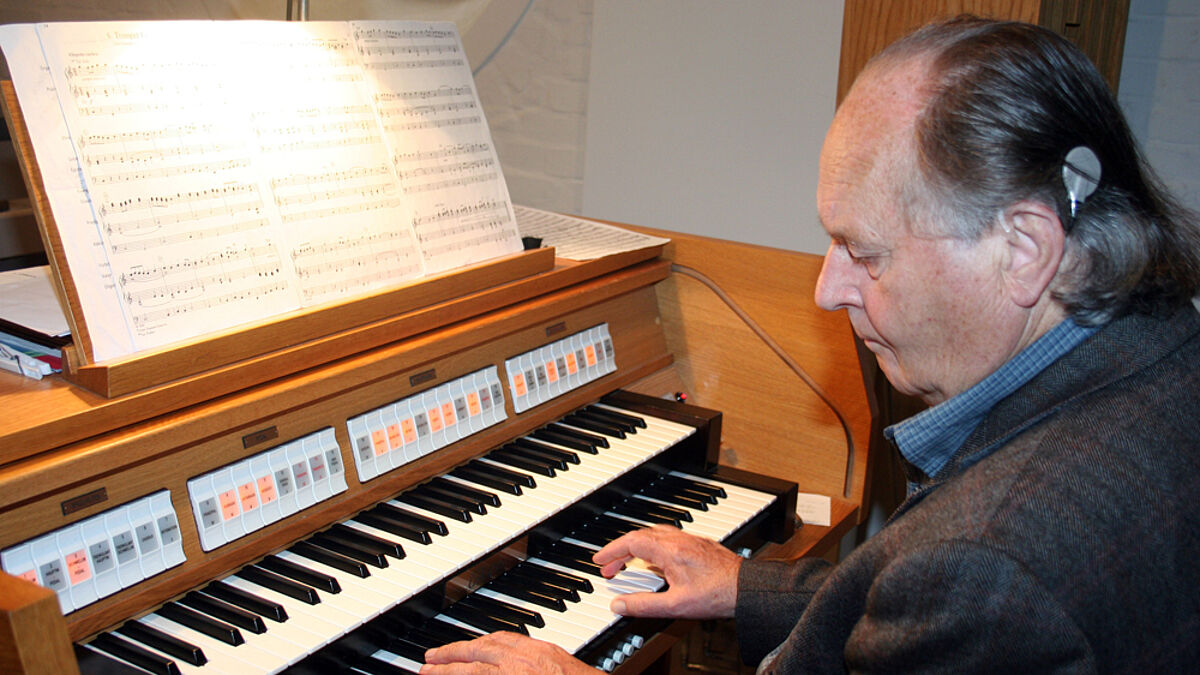 Hans Borstelmann ist seit 30 Jahren Organist in List auf Sylt. Vor drei Jahren verlor er sein Gehör