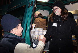 Im Einsatz: Cornelia Olbrichts versorgt gemeinsam mit ihrem Kollegen Werner Kopf Obdachlos