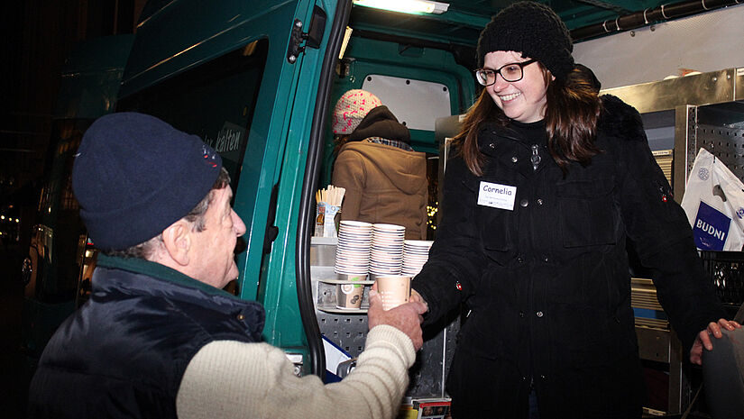 Mitternachtsbus NETZ Im Einsatz: Cornelia Olbrichts versorgt gemeinsam mit ihrem Kollegen Werner Kopf Obdachlos