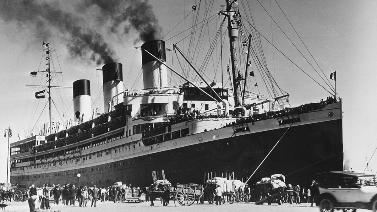 Die Cap Arcona 1927 im Hafen von Santos, Brasilien