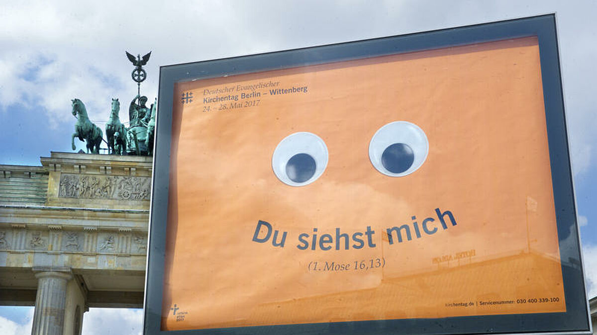 Zwei grosse Augen zusammen mit der Losung "Du siehst mich" auf orangefarbenem Hintergrund - damit werben die Protestanten fuer den Deutschen Evangelischen Kirchentag 2017 in Berlin und Wittenberg (Foto vom 25.04.2016). Kirchentagspraesidentin Christina Aus der Au praesentierte am Montag (25.04.2016) in Berlin zusammen mit dem Berliner Bischof Markus Droege (Dröge), der mitteldeutschen Bischoefin Ilse Junkermann und Kirchentagsgeneralsekretaerin Ellen Ueberschaer (Ueberschär) die Plakatkampagne vor dem Brandenburger Tor. Zum 36. Deutschen Evangelischen Kirchentag in Berlin und Wittenberg werden vom 24. bis 28. Mai 2017 rund 140.000 Dauerteilnehmer erwartet. Der Kirchentag soll ein Hoehepunkt der Feiern zum 500. Reformationsjubilaeum werden. (Siehe epd-Bericht vom 25.04.2016)