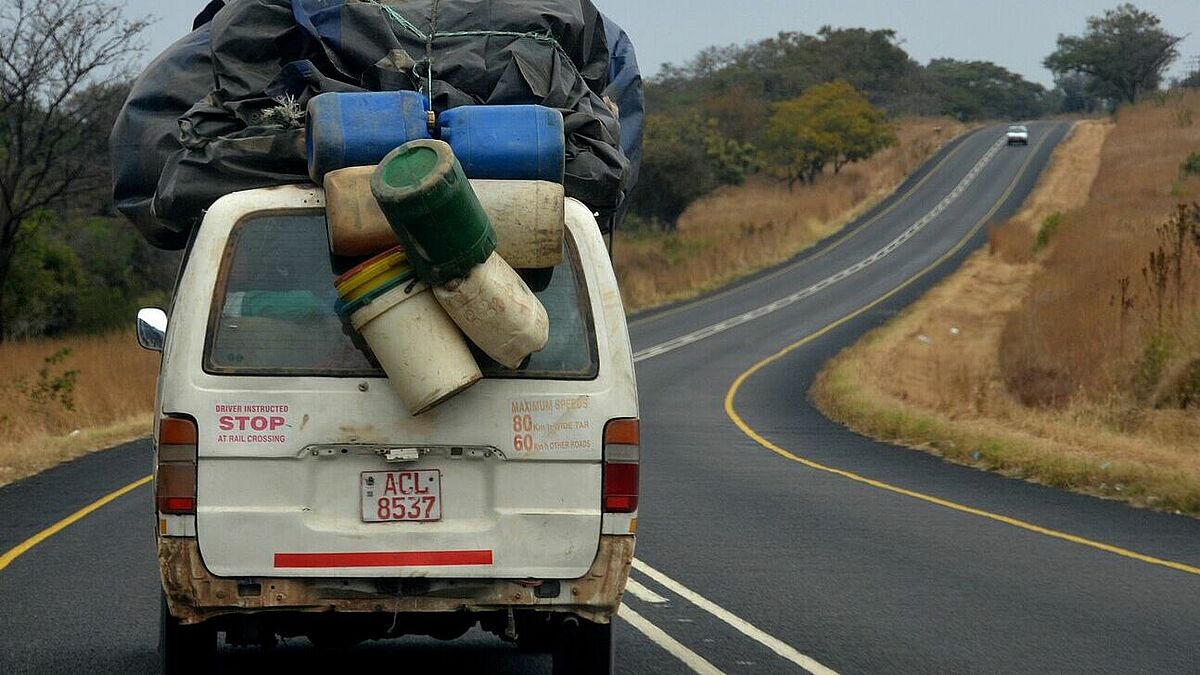 Ein Kleinbus auf der Straße in Simbabwe.
