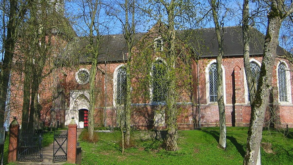Endlich können die Arbeiten beginnen: Die St.-Nicolai-Kirche in Kotzenbüll ist eine von 16 Kirchen auf der Eidelstedter Halbinsel, die dringend saniert werden müssen. 