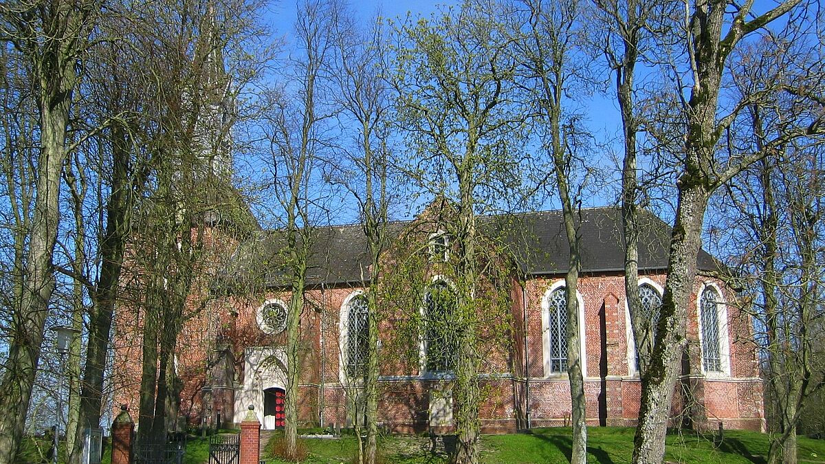 Die St.-Nikolai-Kirche in Kotzenbüll ist eine von 16 bauhistorisch wertvollen Kirchen auf der Nordsee-Halbinsel Eiderstedt. Ob auch sie saniert wird, ist noch offen.