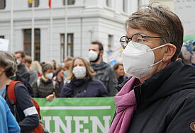 Kristina Kühnbaum-Schmidt beim Einsatz fürs Klima auf der Schweriner Demo. 