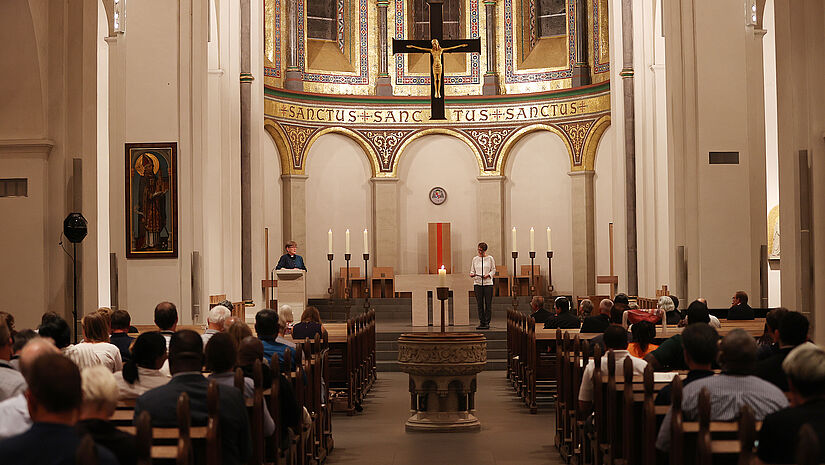 Vertreter aus aller Welt finden sich zur ökumenischen Andacht im St. Marien-Dom Hamburg ein. 