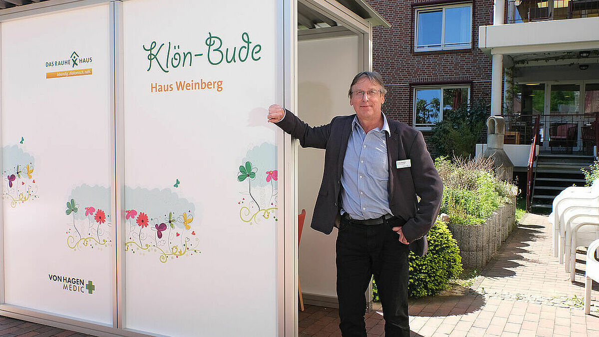 Einrichtungsleiter Ulrich Bartels an der "Klön-Bude" für Heimbewohner und Angehörige von der Evangelischen Stiftung "Das Rauhe Haus" in Hamburg. 