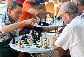 Männer beim Schachspielen