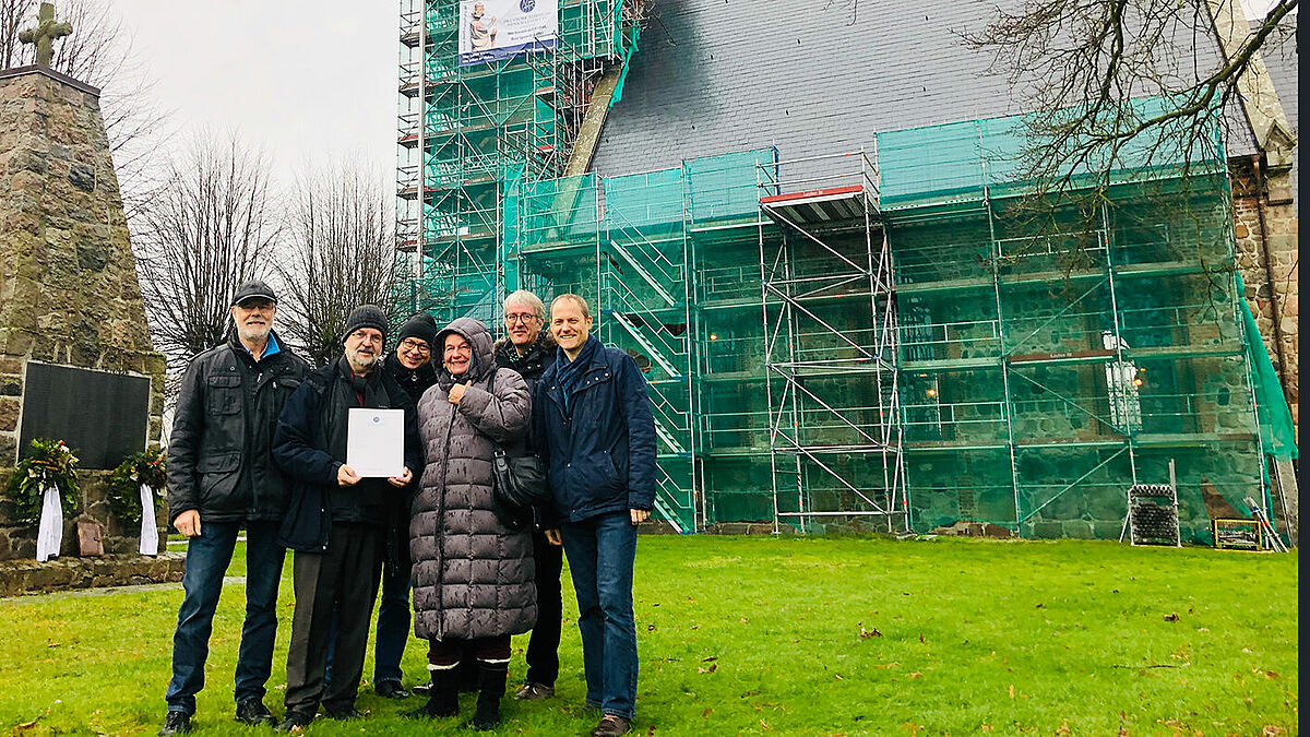 Horst Diestel von Kirchensanierung-Projektgruppe, Pastor Frank Lotichius, Architekt Werner Grage, Susanne Backhaus vom DSD-Ortskuratorium Mölln, Jürgen Rösing, Bauabteilung Kirchenkreis Lübeck-Lauenburg und Fundraiser André Schlesselmann (von links) vor der frisch eingedeckten Kirche in Breitenfelde.