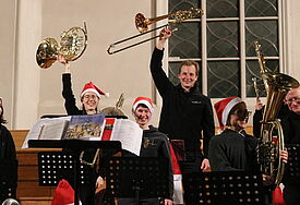 Geschafft! Die Musikerinnen und Musiker nach dem Konzert im Dom.