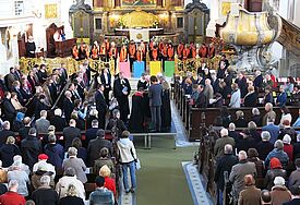 Inmitten der Gemeinde: Landespastor Dirk Ahrens wird am 15. Februar 2014 durch Landesbischof Gerhard Ulrich im Hamburger Michel in sein Amt eingeführt © R. Neumann