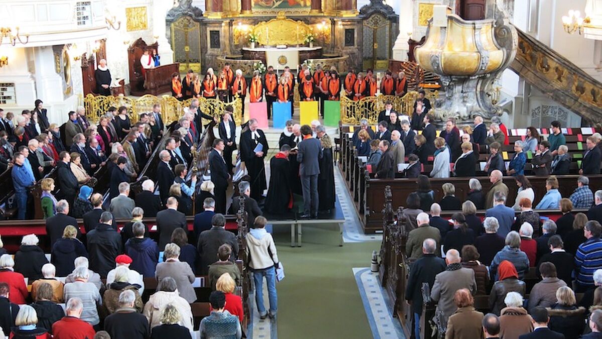 Inmitten der Gemeinde: Landespastor Dirk Ahrens wird am 15. Februar 2014 durch Landesbischof Gerhard Ulrich im Hamburger Michel in sein Amt eingeführt