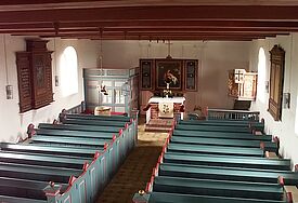 Die historischen St. Stephanus-Kirche in Westerhever, Blick auf Empore und Orgel.