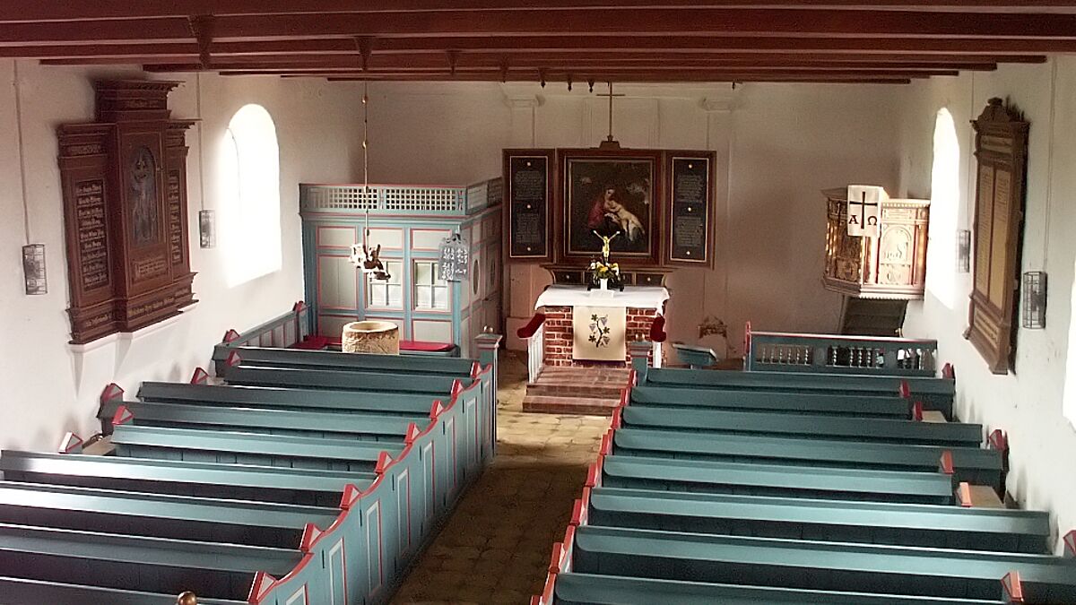 Die historischen St. Stephanus-Kirche in Westerhever, Blick auf Empore und Orgel.