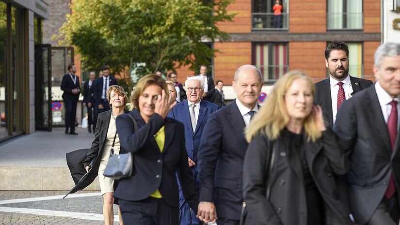 Bundeskanzler Olaf Scholz mit seiner Frau Britta Ernst