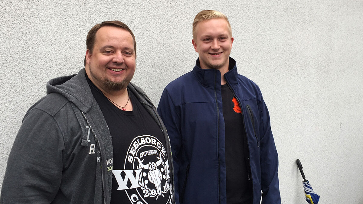 Noch ist es ruhig: Die Wacken-Seelsorger Björn Hattenbach (li.) und Robert Kopischke vor ihrem Einsatz auf dem Festival