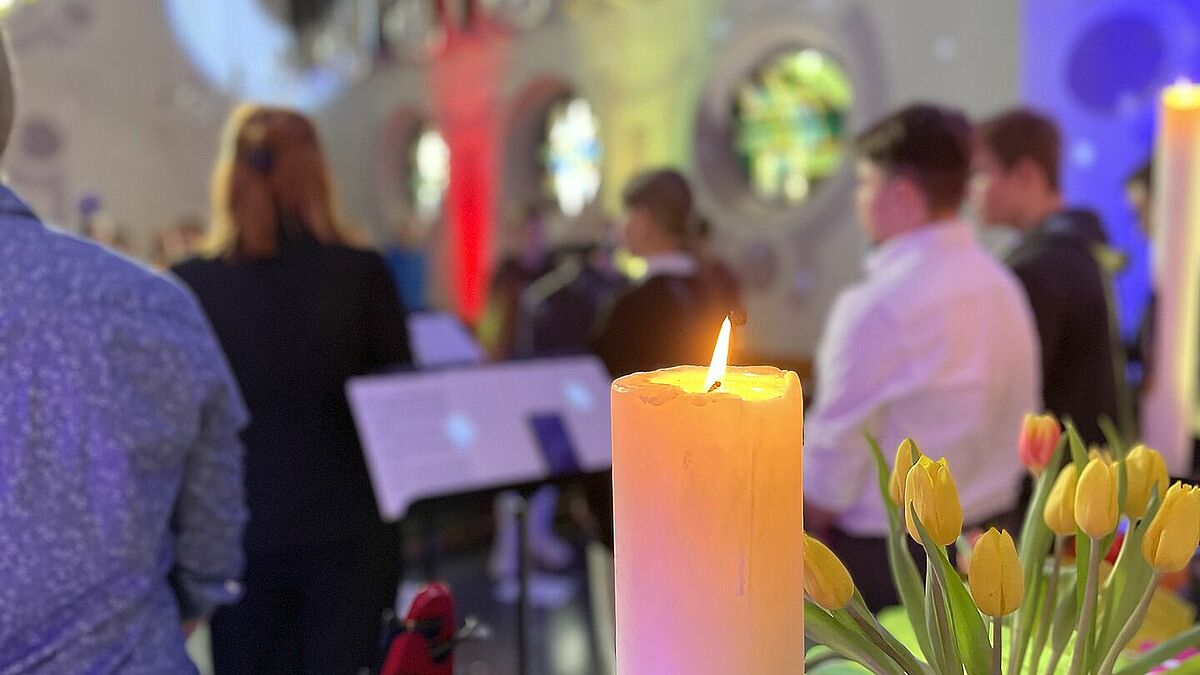Jugendgottesdienste leben davon, dass junge Menschen ihn gestalten mit Musik, eigenen Texten und Gedanken. 