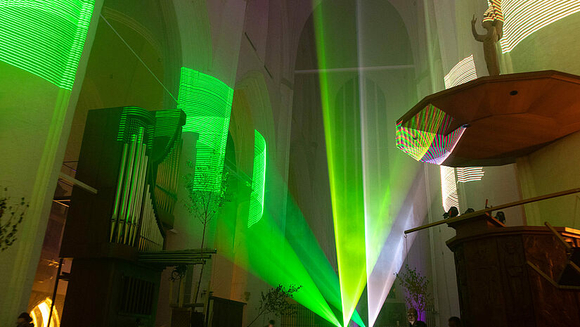 Grüne Laserlichter strahlen in der St. Katharinen-Kirche.