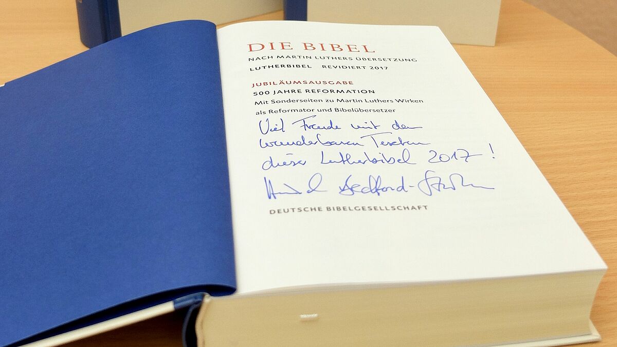 "Viel Freude mit den wunderbaren Texten dieser Lutherbibel 2017!" wünscht der EKD-Ratsvorsitzende Heinrich-Bedford-Strohm.