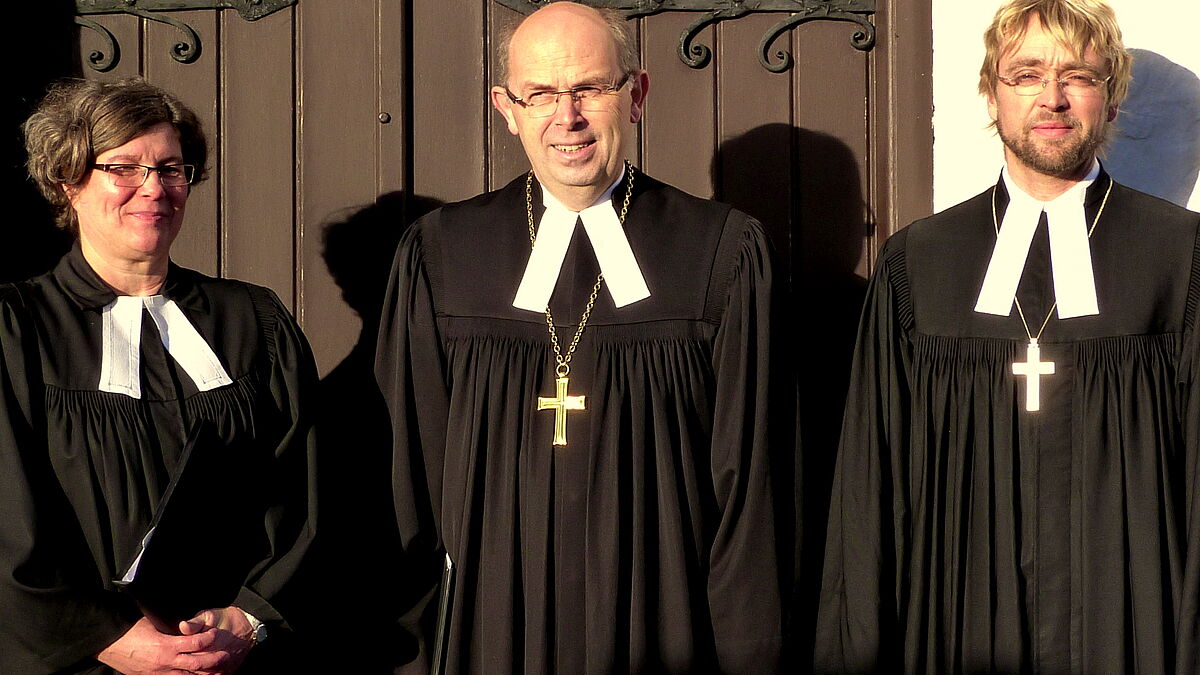 Pastorin Kirstin Kristoffersen, Bischofsvertreter Gothart Magaard und Senior Matthias Alpen (v.l.)