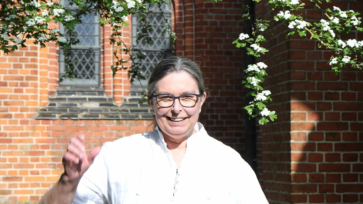 Preisträgerin Anja Bergemann vor der Carlower Kirche. Seit zehn Jahren predigt sie dort als Prädikantin. 