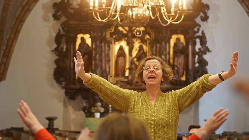 Kirchenmusikdirektorin Katja Kanowski probt mit 130 Schulkindern.